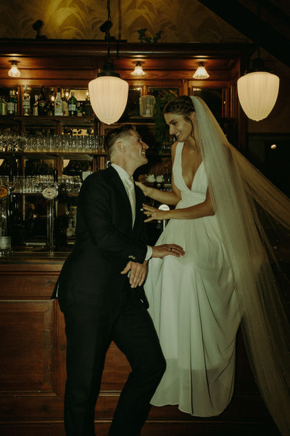 Foto van een bruidspaar aan de bar.