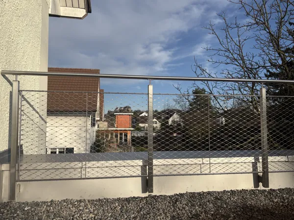 Chromstah Geländer mit Webnet in Lenzbrug bei einem Einfamilienhaus