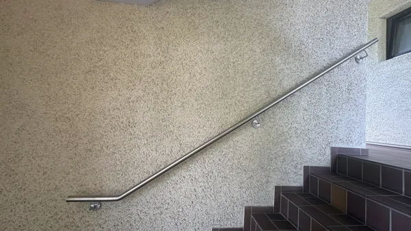 Handlauf aus Chromstahlrohr d = 42,4 mm in einem Mehrfamilienhaus in Wettingen.