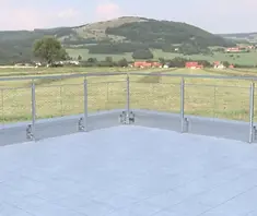 Rendering eines Chromstahlgeländersmit Webnetfüllung auf einem Balkon