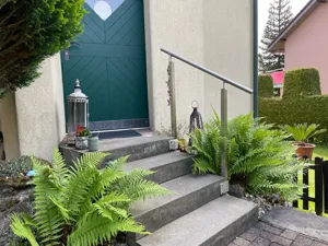Detailansicht des V2A-Handlaufs mit rundem Rohr und Vierkantpfosten 