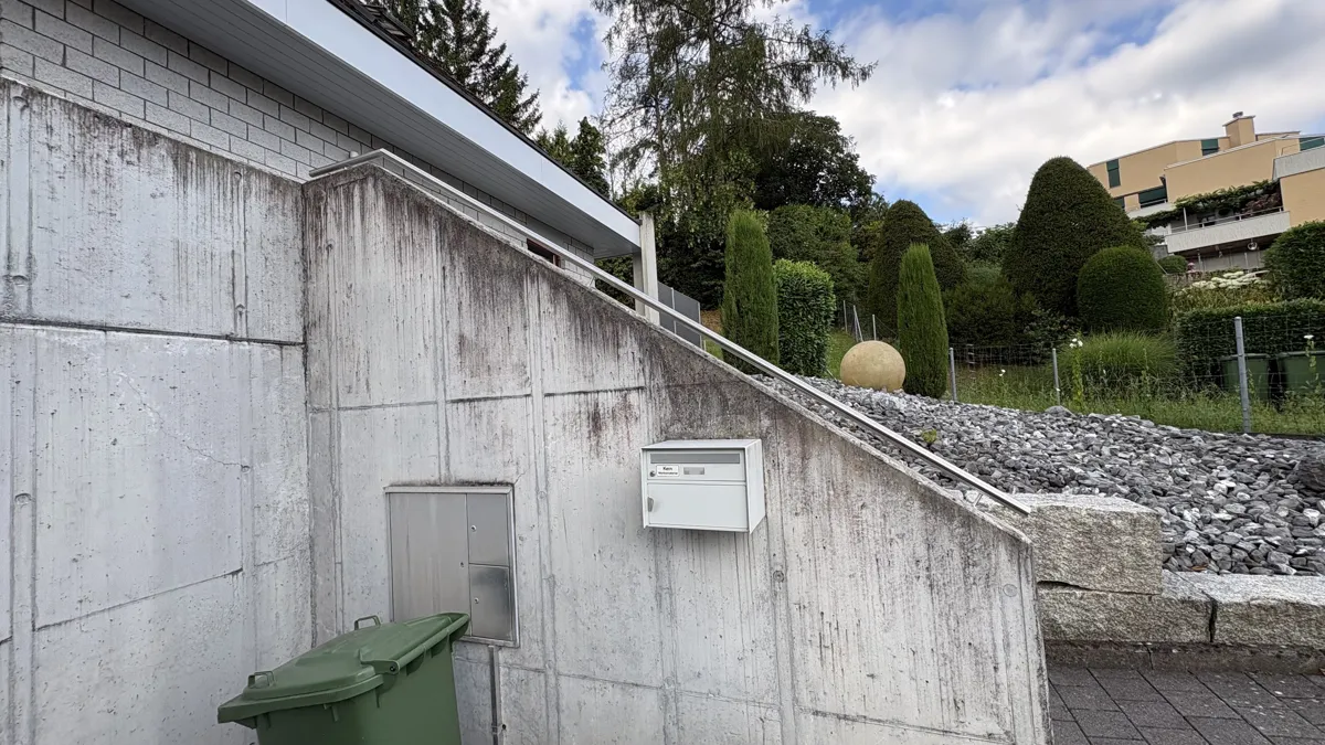 Auf der Treppenbrüstung befestigter Chromstahl-Handlauf bei einem privaten Einfamilienhaus in Bremgarten AG.