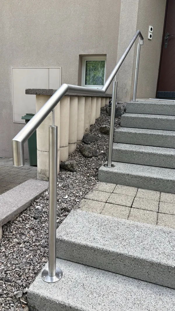 Handlauf mit geschweissten Enden nach unten