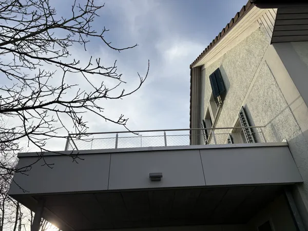 Moderne Absturzsicherung aus Edelstahl mit Webnet-Füllung auf einer Terrasse