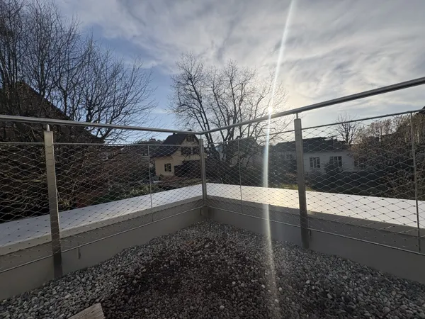 Edelstahl-Geländer mit Netzfüllung als Absturzsicherung auf einer Terrasse