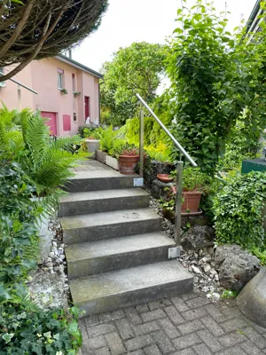 Chromstahl-Handlauf an einer Gartentreppe bei einem Einfamilienhaus in Waltenschwil 