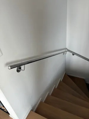 Chromstahl-Handlauf an einer Innentreppe in einem Einfamilienhaus in Sarmenstorf