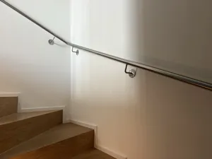 Treppenhandlauf im Innenbereich aus 33.7mm Chromstahlrohr