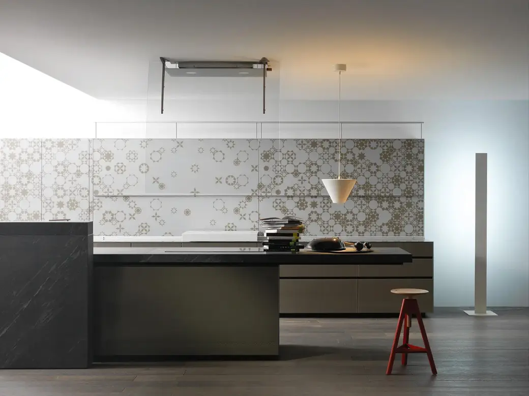 cuisine_italienne_verre_motif_carraux_ciment_ton_beige_edvige_natali_design_luxe_haut-de-gamme