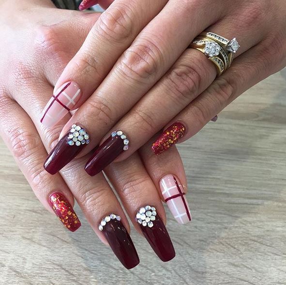Classic christmas nails manicure