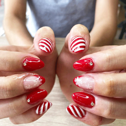 Red christmas nails manicure with white stripes