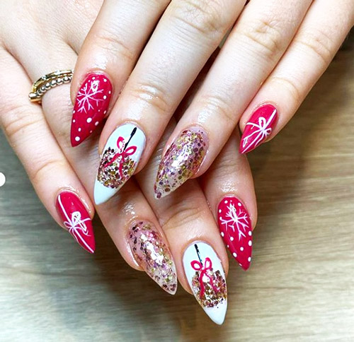 Red christmas nails manicure with bows