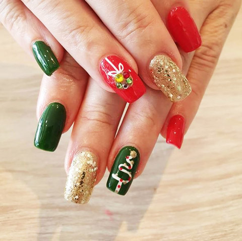 christmas nails manicure with green and glittter