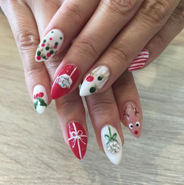 Christmas nails manicure with reidneer and mistletoe