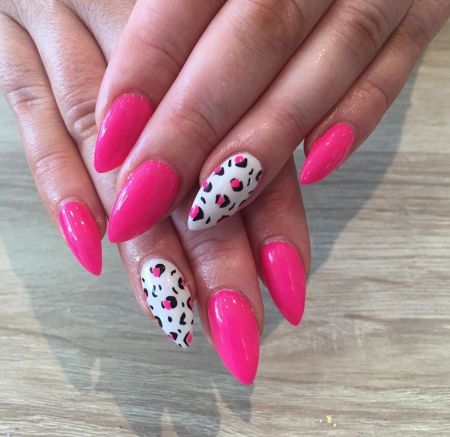 Pink nails woth leopard print
