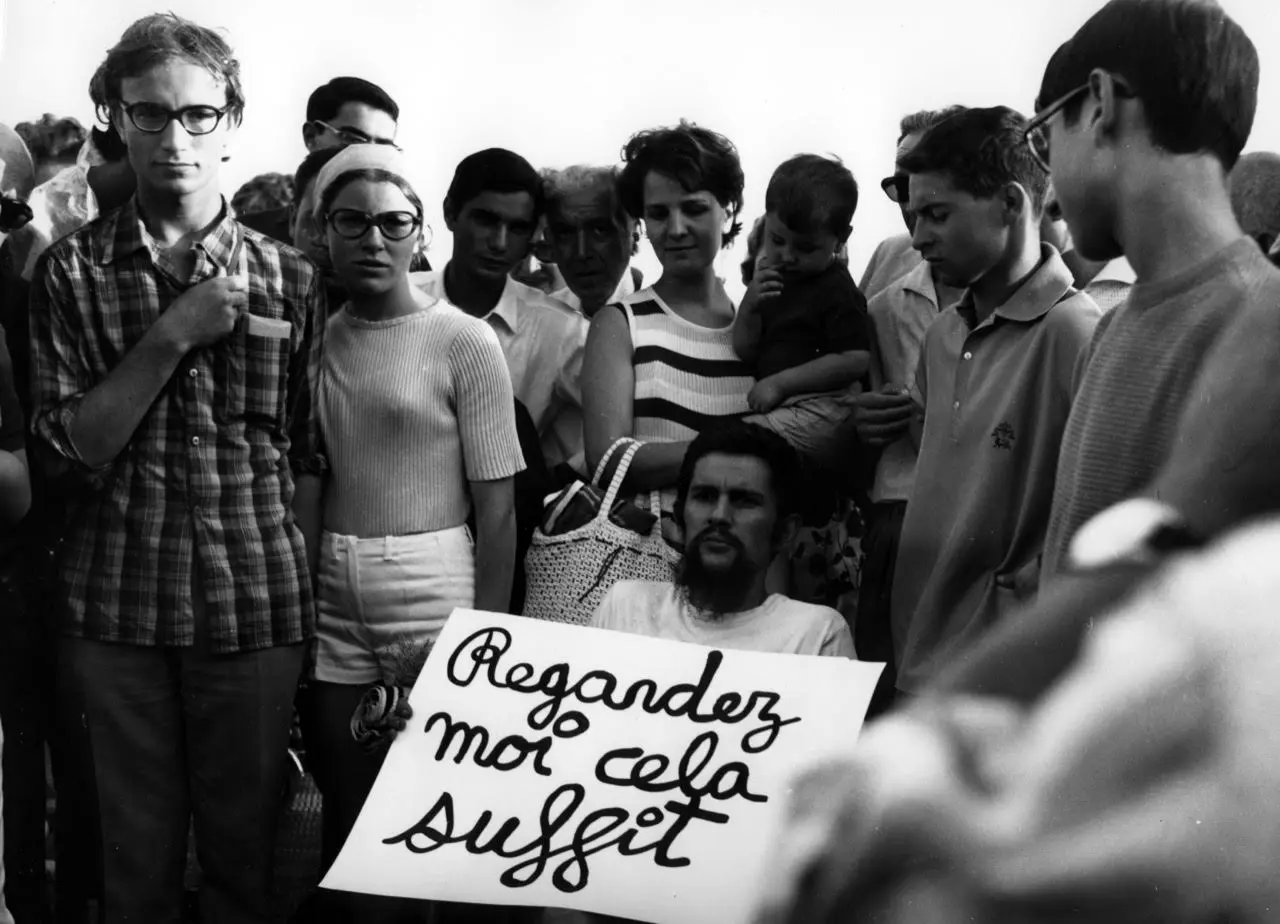 Regardez-moi-cela-suffit-1963-Performance-de-Ben-Vautier-Nice.jpg.webp