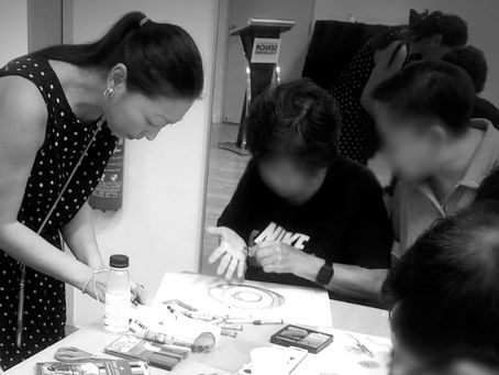 Art Therapist facilitated a resilience-focused art-making workshop, inviting participants to explore personal strengths, interests, and meaningful experiences through creative expression.