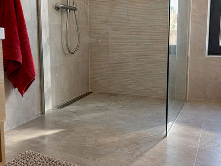 Ducha a nivel del suelo en baño de estilo mediterráneo