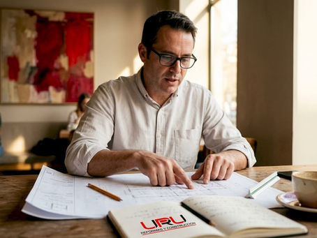Un arquitecto analiza los planos para llevar a cabo una reforma completa.