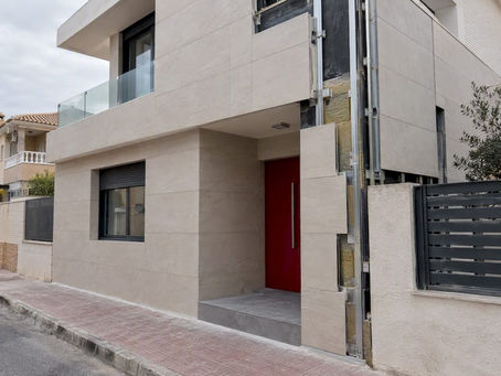Fachada ventilada de cerámica en casa junto al mar