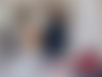 Profesional pintando una pared interior con imprimación en una vivienda