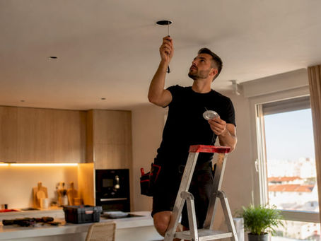 Un profesional realiza la instalación de luces LED en una vivienda de Torrevieja.