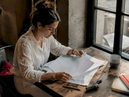 Arquitecta analizando los planos de una reforma