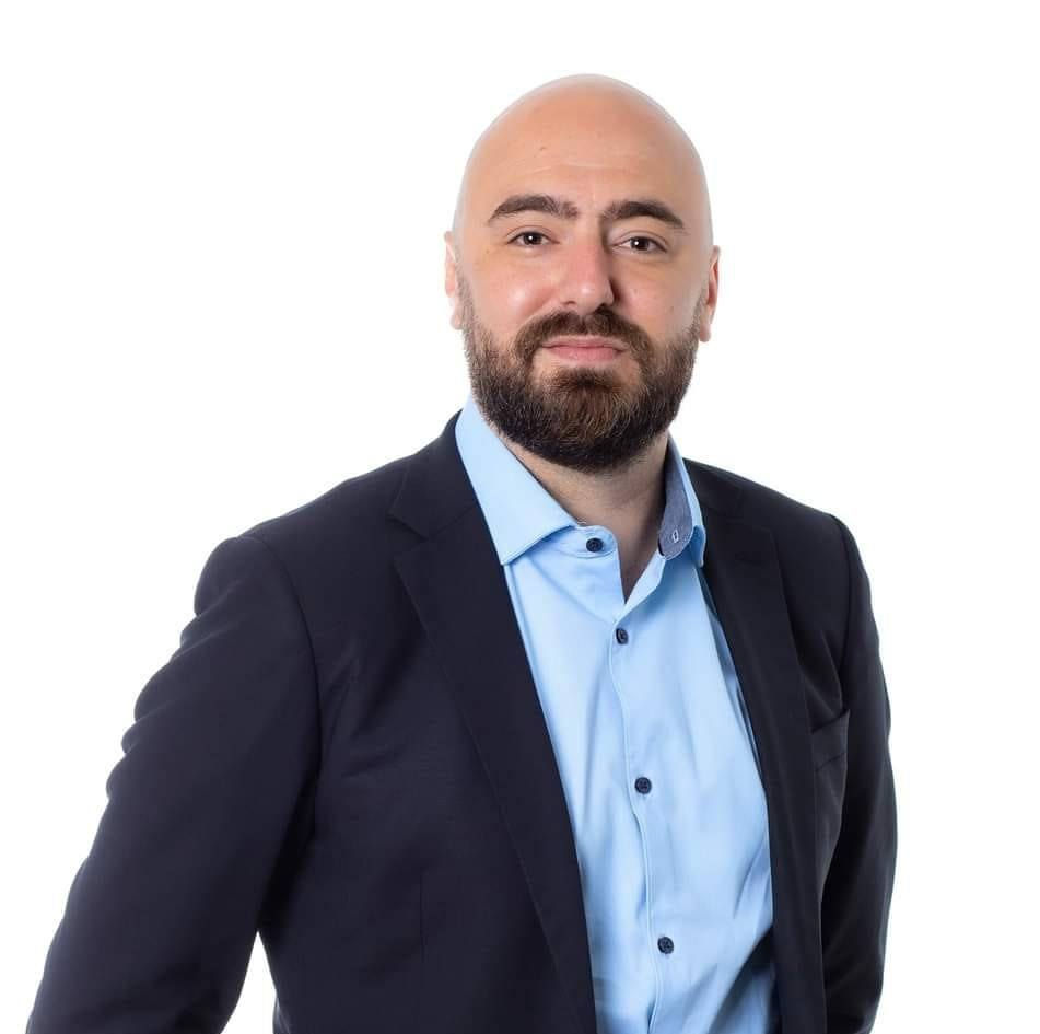 « Calais a besoin d’une équipe qui agit, qui porte une véritable vision d’avenir. Les Calaisiennes et les Calaisiens méritent des élus proches d’eux, à l’écoute, capables de répondre concrètement à leurs attentes. Notre mission est de construire ensemble l’avenir de notre ville. C’est cet engagement qui nous guide — aujourd’hui comme demain. Notre slogan : Agissons pour Calais »