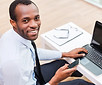 Sourire homme sur ordinateur portable