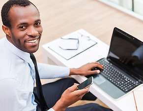 Sourire homme sur ordinateur portable