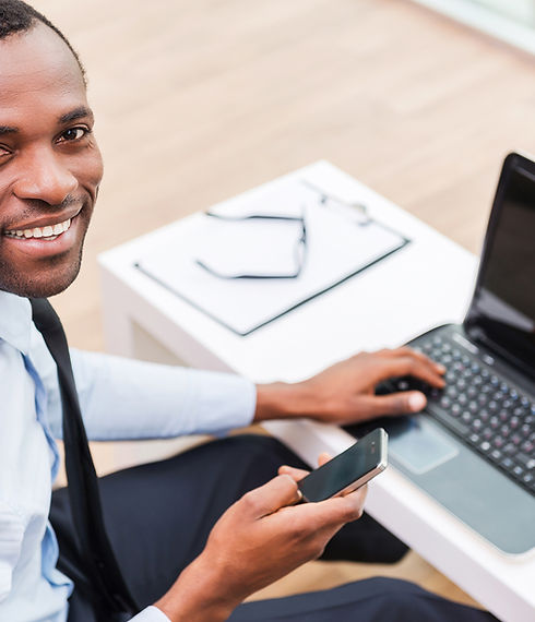 Sourire homme sur ordinateur portable