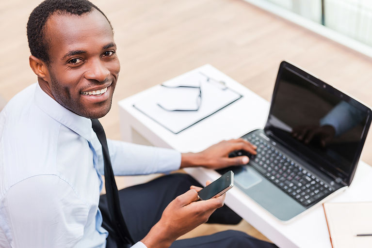 Sourire homme sur ordinateur portable