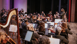 Por Indiana Daily Student / Maestro Barbosa-Vásquez y la Greeley Philharmonic Presentan un Concierto Histórico que Celebra Comunidad, Cultura e Innovación Artística