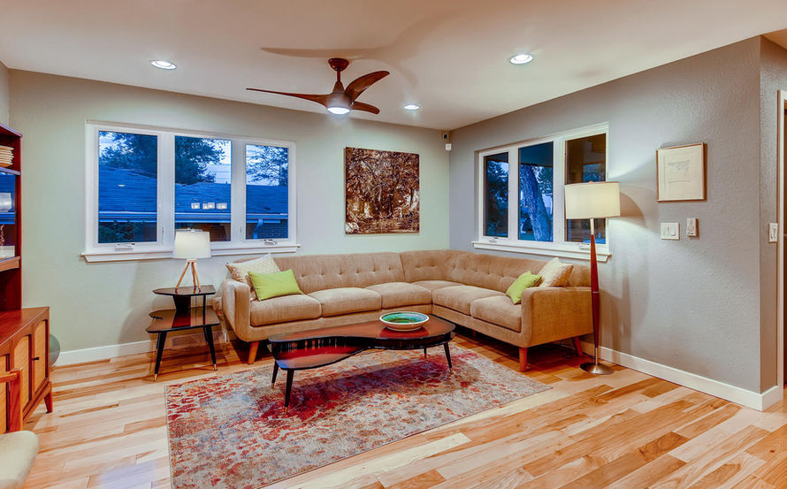 LIVING ROOM WITH BIG WINDOWS