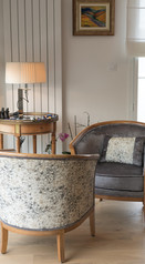 restauration de fauteuil dans un tissu beige et gris poudré qui sublime la décoration d’intérieur