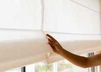 De très jolies stores bateau qui filtrent la lumière et qui sont confectionnés sur mesure à Baden dans le Morbihan