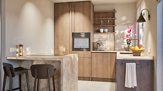 Keuken ontwerp Studio Å maatwerk keuken eiken fineer met geintegreerde grepen en blokgrepen kookeiland interior design