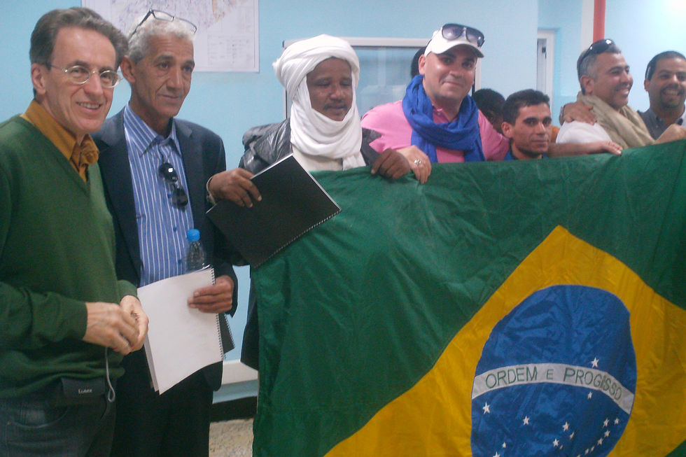 Prof._Pércio_e_alunos_bandeira.JPG