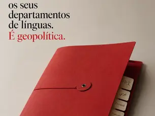 Capa editorial do Atlantic Lisbon com uma pasta vermelha fechada e separadores com várias línguas, sugerindo o recuo dos estudos linguísticos na China.