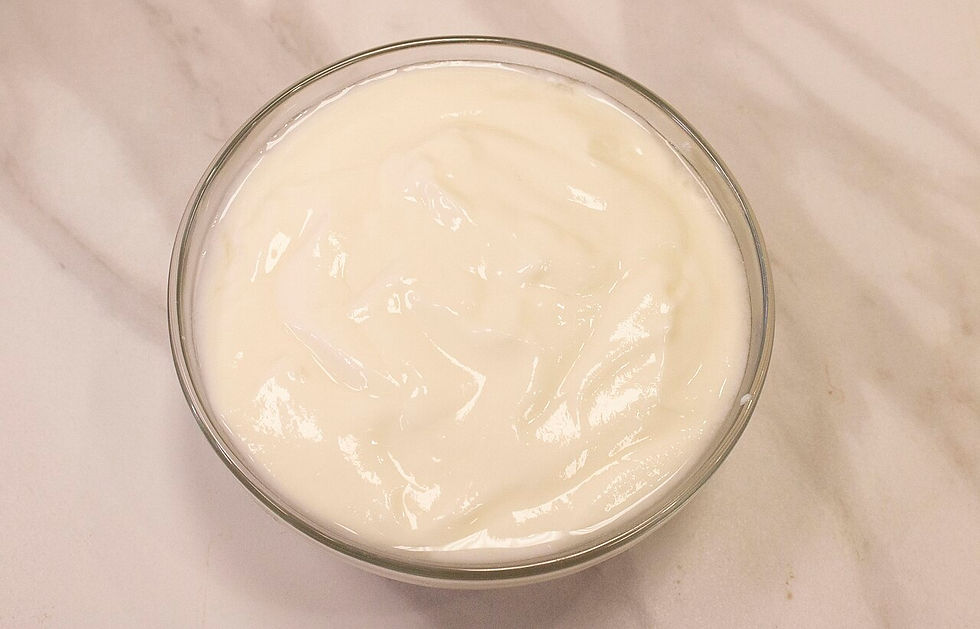 Iogurte natural numa taça, exemplo de um alimento convencional que fornece proteínas.