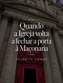 Fachada monumental de uma igreja com porta vermelha, capa do ensaio sobre Igreja Católica e Maçonaria no Atlantic Lisbon.