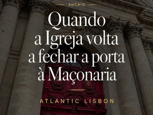 Fachada monumental de uma igreja com porta vermelha, capa do ensaio sobre Igreja Católica e Maçonaria no Atlantic Lisbon.