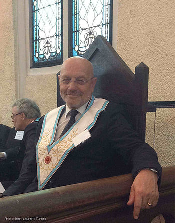 Homem de terno sorrindo, com faixa. R E F L E X I Ó N M A S Ó N I C A “PRIMUM VIVERE, DEINDE PHILOSOPHARI”, reunião maçônica.