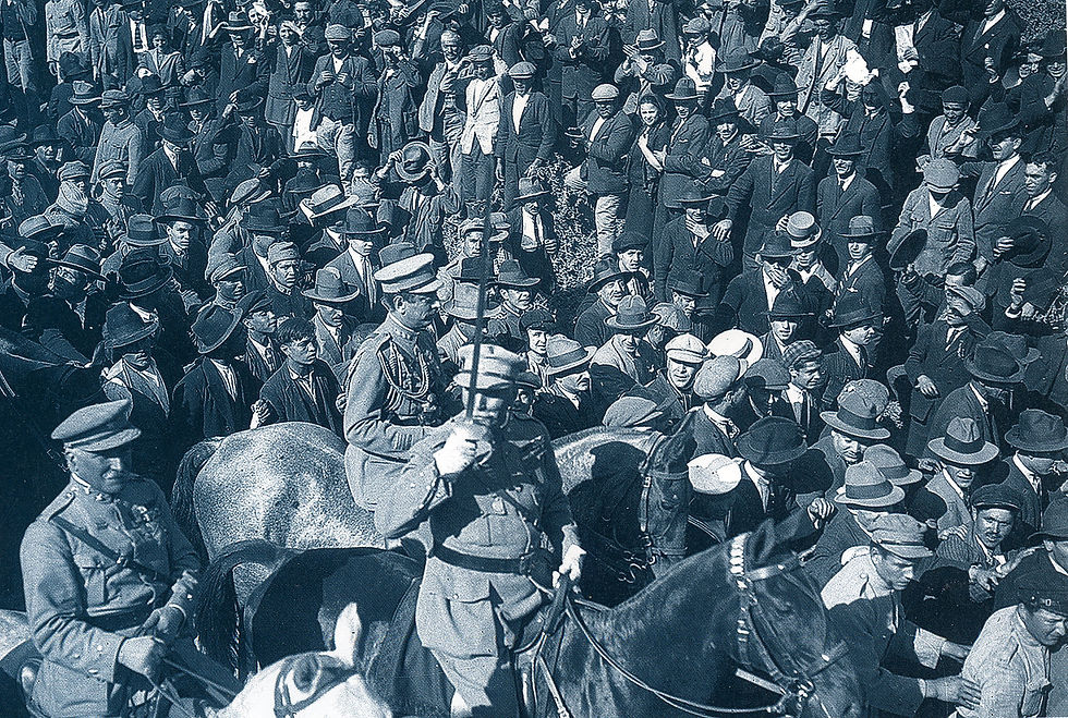Fotografia a preto e branco de tropas e de uma multidão num desfile militar em Lisboa, em 1926.