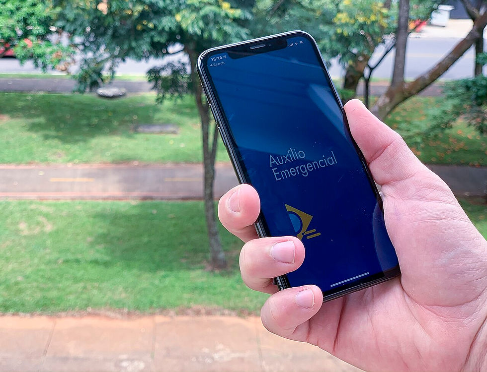 Telemóvel com a aplicação brasileira Auxílio Emergencial ao Trabalhador.