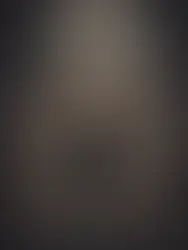 Ilustração de um carro com vidro fumado refletindo um rosto, símbolo do poder isolado do mundo real.