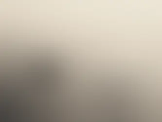 Capa minimalista do Atlantic Lisbon com o título “Quando o boato se torna poder” sobre uma superfície clara com uma ondulação escura.