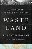 Capa do livro Waste Land: A World in Permanent Crisis, de Robert D. Kaplan, com fotografia histórica de soldados e mapa mundial em fundo escuro