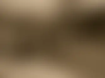 Intervenção policial num cenário urbano de inverno, com agentes armados e viaturas estacionadas.