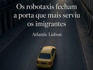 Capa do artigo: táxi amarelo isolado numa rua vazia ao amanhecer, visto de cima, com o título “Os robotaxis fecham a porta que mais serviu os imigrantes” e assinatura Atlantic Lisbon.